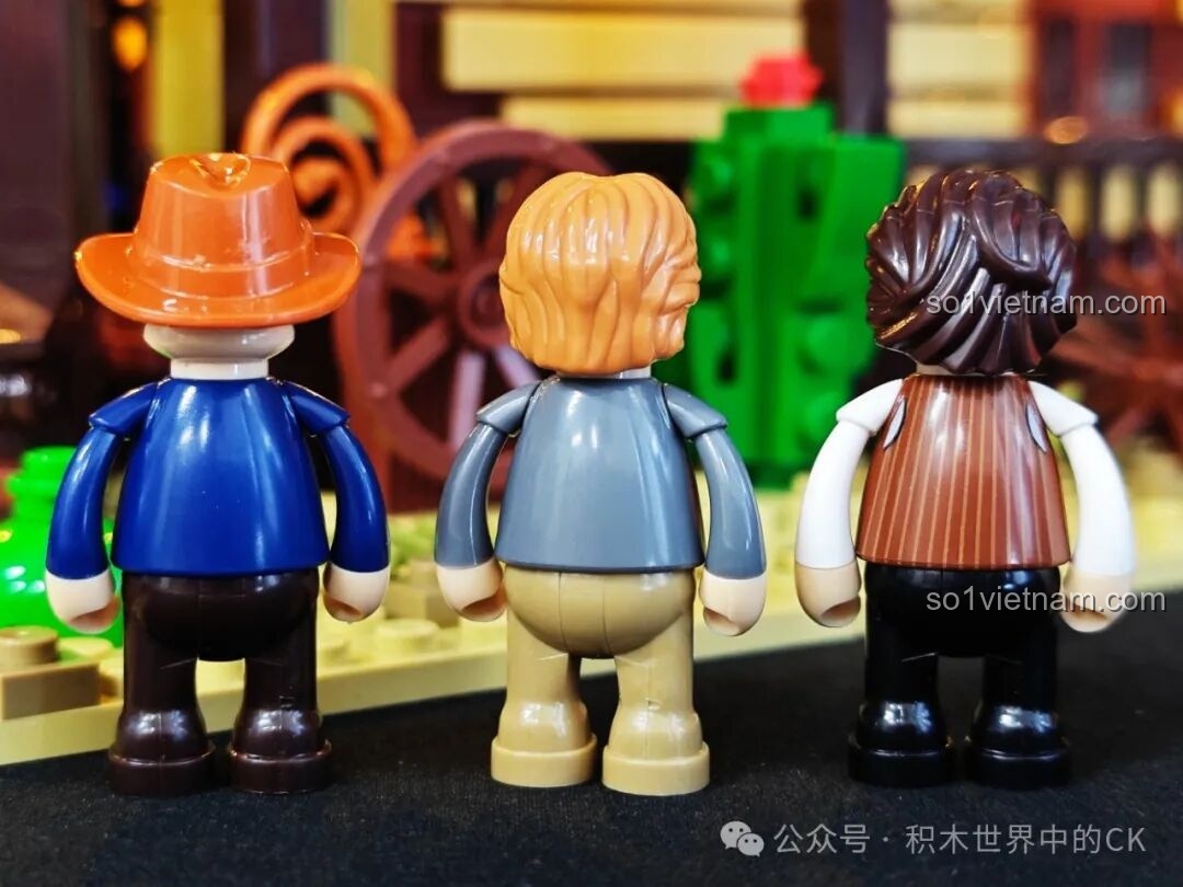 Chi tiết cây khô và thùng gỗ trang trí bên ngoài mô hình Saloon Miền Tây F9021.