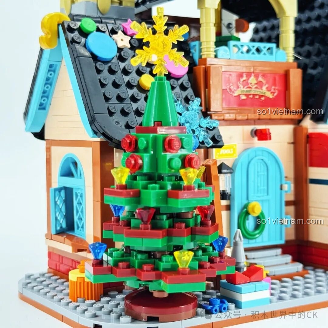 Cận cảnh cây thông Noel được trang trí lộng lẫy với các viên ngọc và ngôi sao trong bộ ZHEGAO 613005.