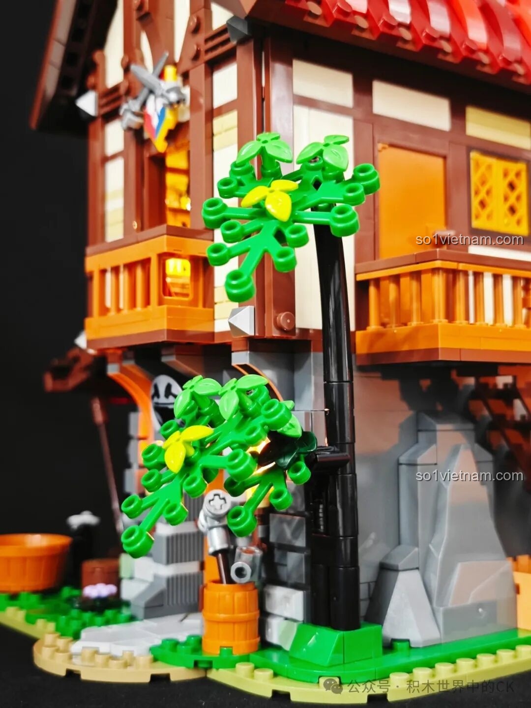 Chi tiết cây xanh trang trí bên hông của mô hình Funwhole F9040, mang lại vẻ tươi mát cho kiến trúc.