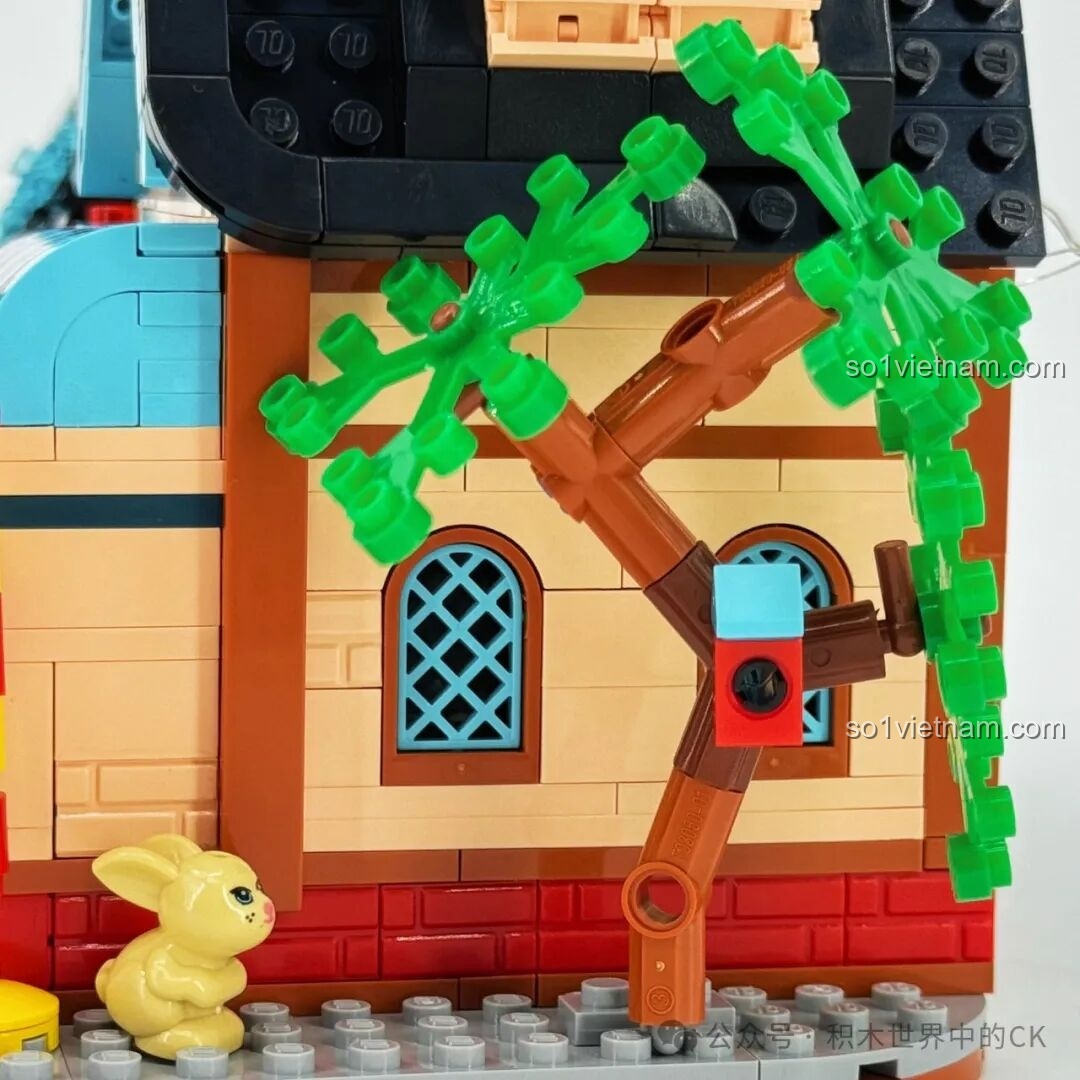 Chi tiết cây xanh có nhà chim và một chú thỏ nhỏ dễ thương bên cạnh mô hình ZHEGAO 613005.