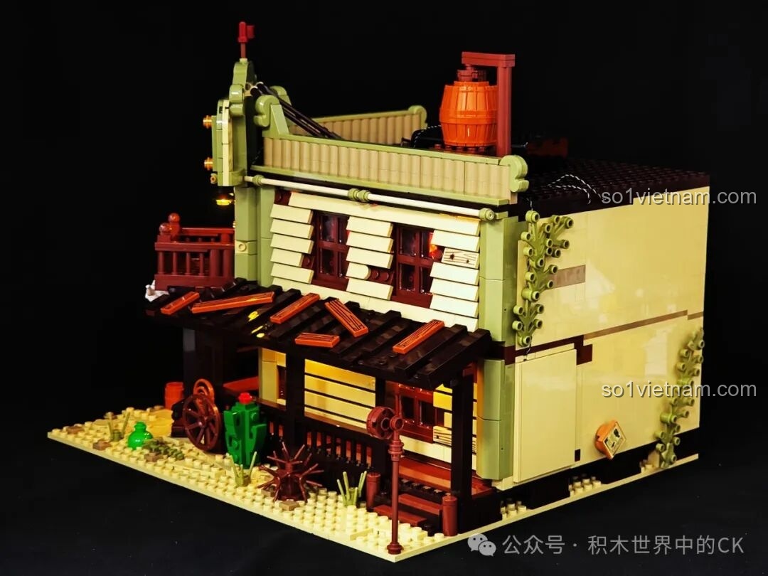 Chi tiết cây xương rồng và bánh xe ngựa trang trí bên ngoài Saloon Miền Tây F9021.