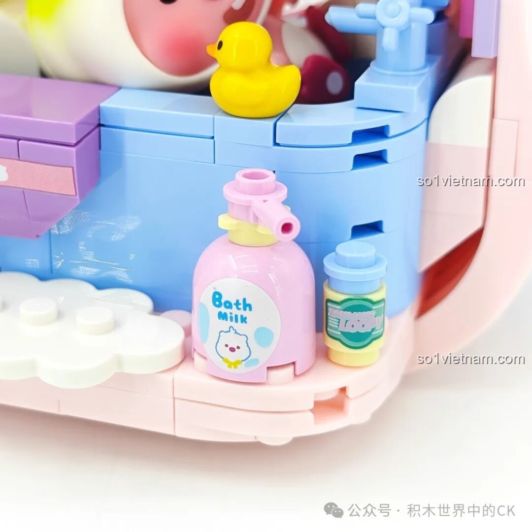 Chi tiết chai sữa tắm và lọ dầu gội mini trong bộ lắp ráp TOP TOY Loopy TC2328, thể hiện sự chăm chút của nhà sản xuất.
