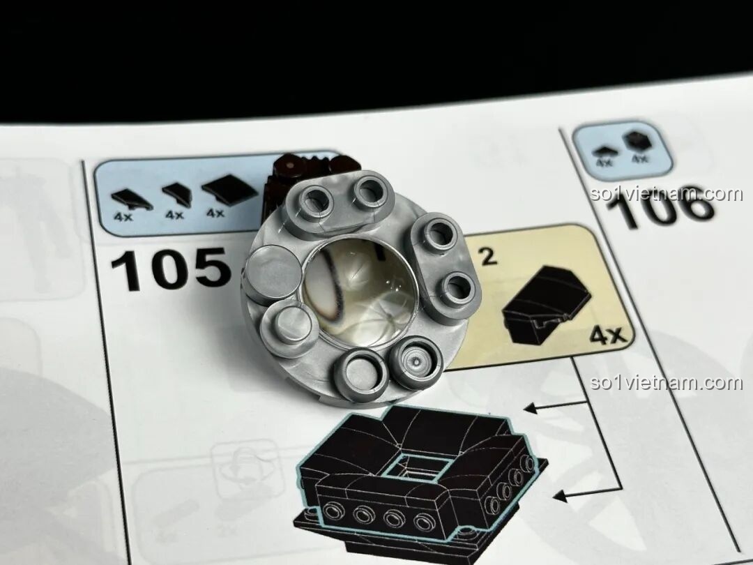 Chi tiết phần trên của chân đế tripod của bộ Pantasy Máy Chiếu Phim Cổ Điển Retro 85010, cho thấy cơ chế gắn kết với thân máy chiếu.