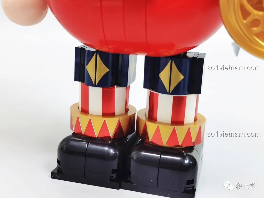 Cận cảnh phần chân và giày của Hoàng Tử Kẹp Hạt Dẻ, thiết kế chắc chắn giúp mô hình đứng vững.