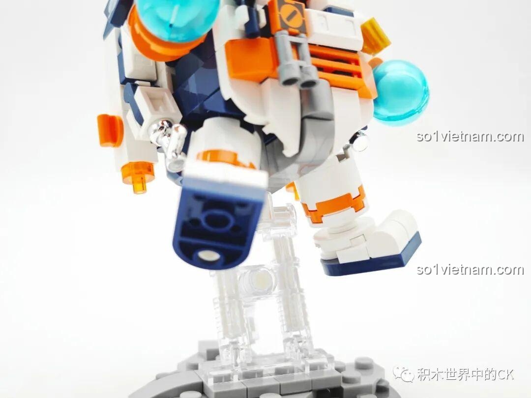 Cận cảnh phần chân và đế trưng bày của mô hình lắp ráp JAKI JK8505, mô phỏng trạng thái không trọng lực.