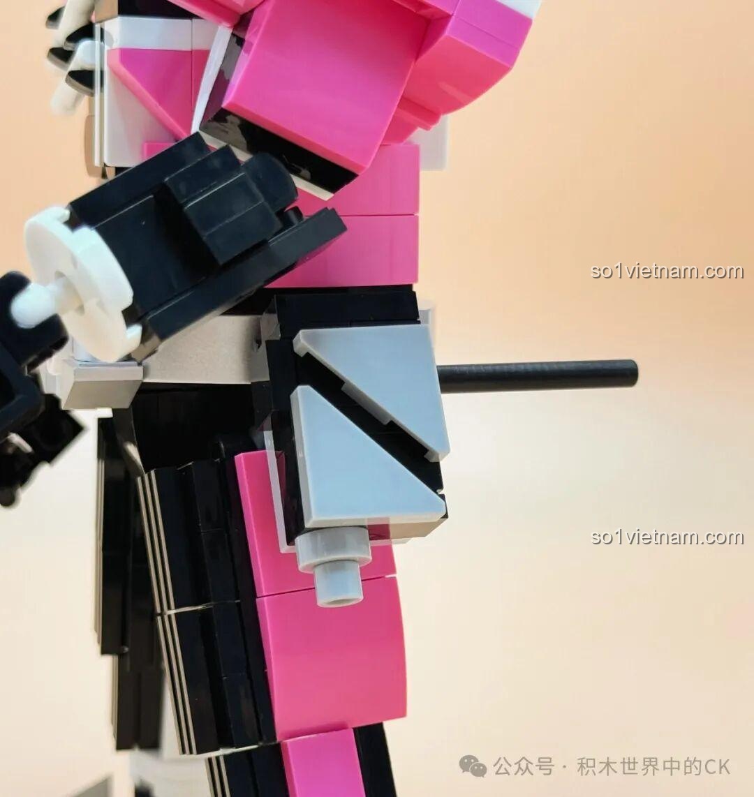 Cận cảnh phần chân của mô hình Kamen Rider Decade JIESTAR 58189, với các chi tiết giáp và khớp nối.