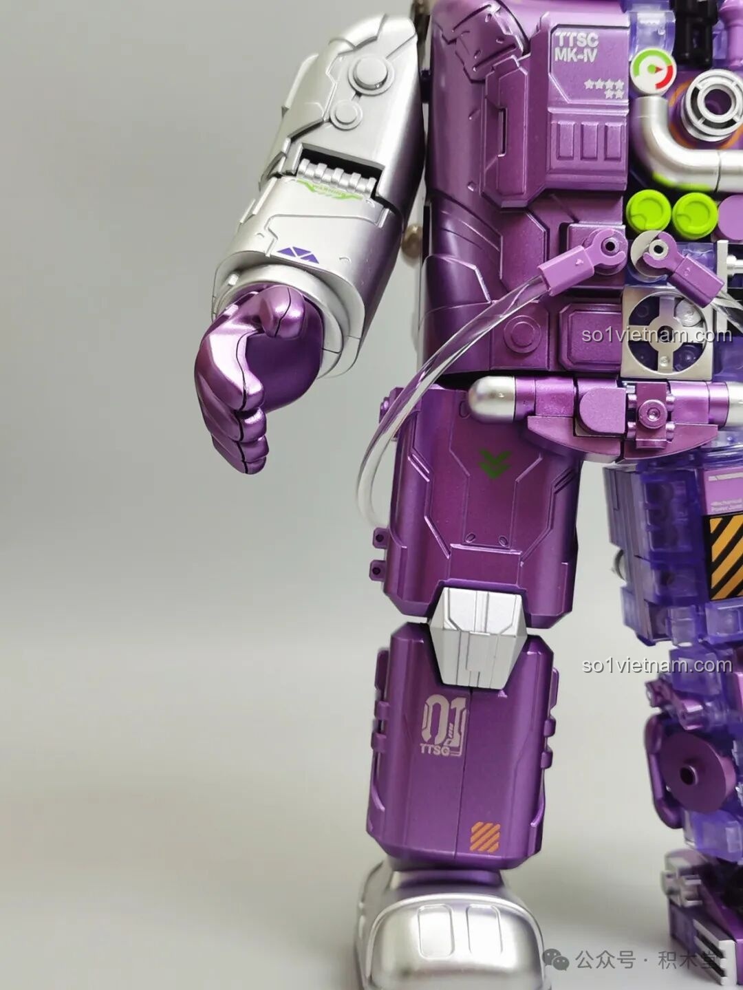 Cận cảnh chi tiết phần chân màu tím mờ của mô hình TOP TOY TC1412, với các chi tiết in sắc sảo.