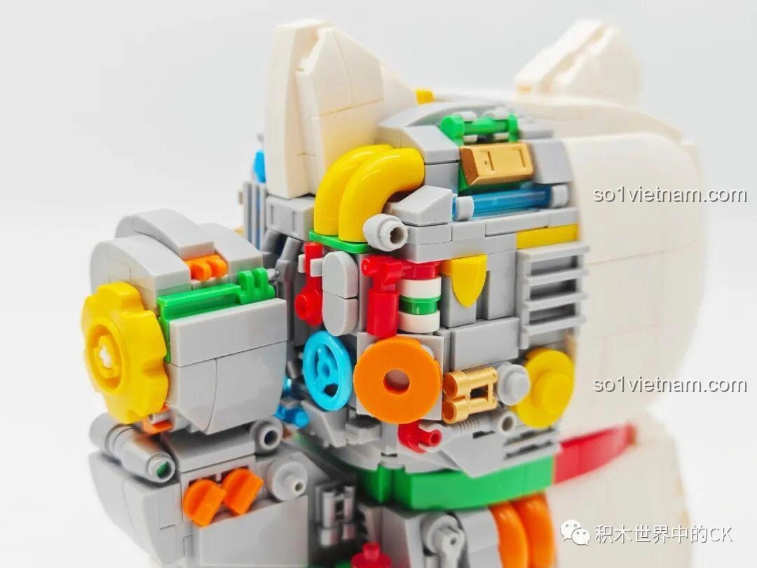 Cận cảnh chi tiết chân của Mèo Thần Tài Nửa Robot NiceBrick 200619, với các mảnh ghép tạo hình móng vuốt và phần cơ khí nhỏ, tăng tính chân thực.