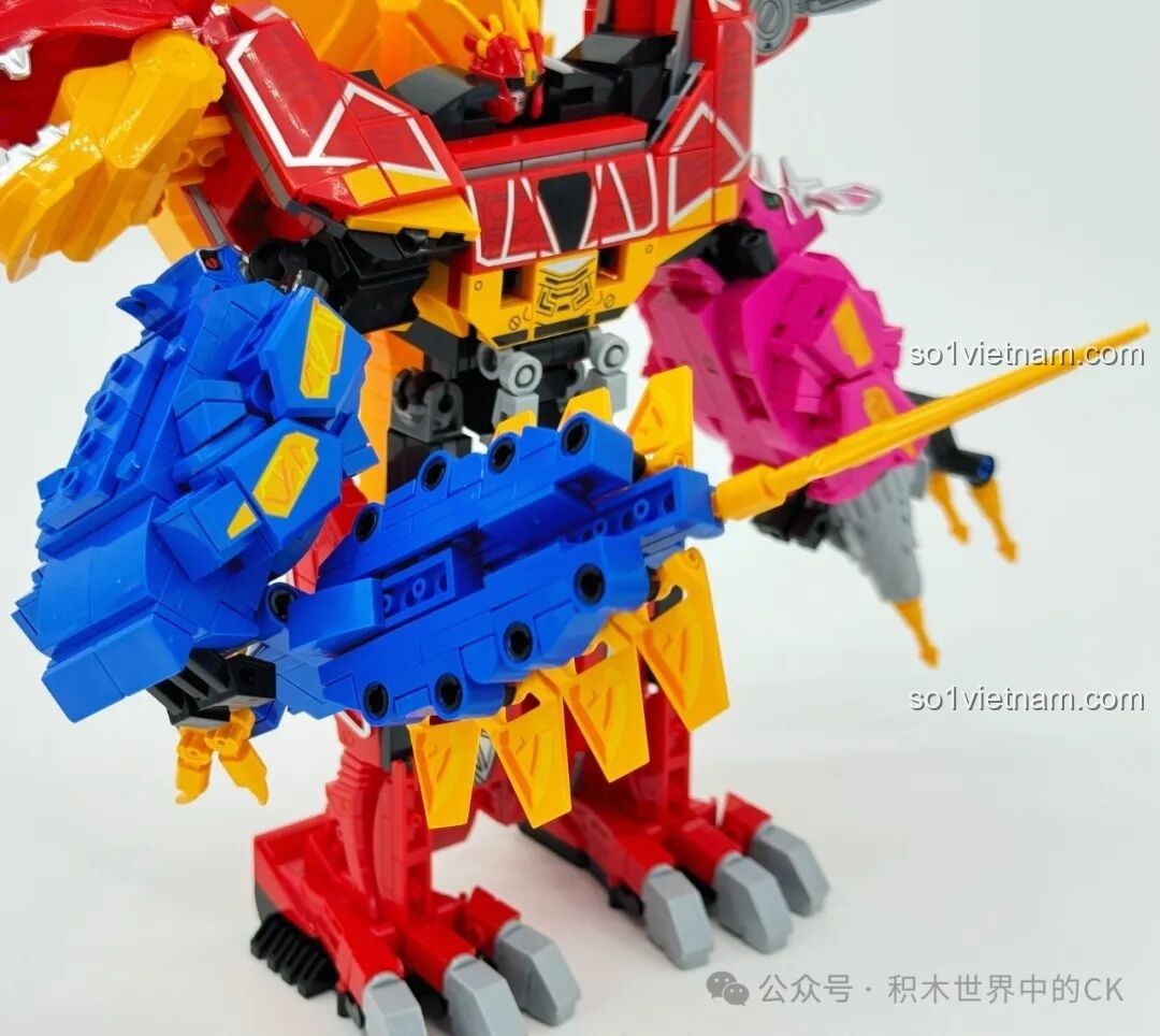 Cận cảnh phần chân robot của Keeppley 82001 Bạo Giảo Long, chi tiết vững chắc, đảm bảo sự ổn định cho mô hình robot biến hình.