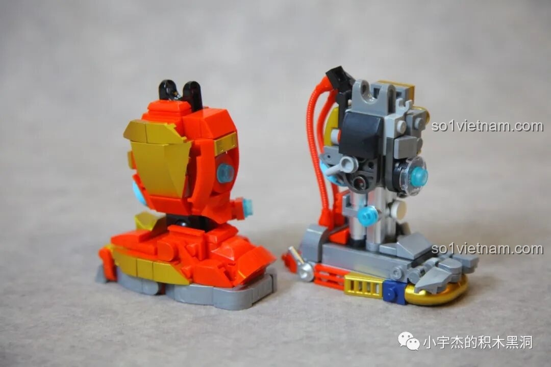 Cận cảnh chi tiết của hai chiếc chân robot ZHEGAO GZ8008, cho thấy sự khác biệt giữa hai bên.