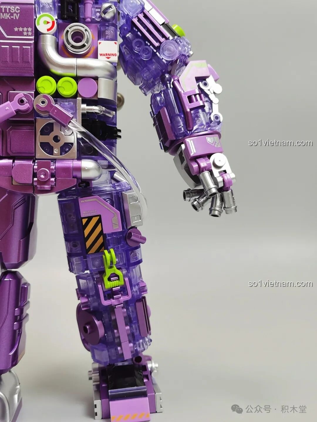 Cận cảnh chi tiết phần chân trong suốt của bộ lắp ráp TOP TOY TC1412, nổi bật với các điểm nhấn màu xanh neon.