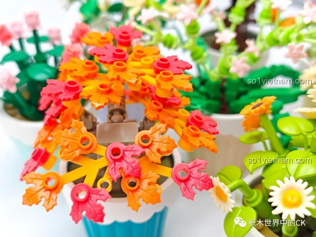 Ảnh chụp cận cảnh tán lá phong của mô hình lắp ghép Sembo, với các mảnh ghép màu đỏ, cam, vàng xen kẽ.