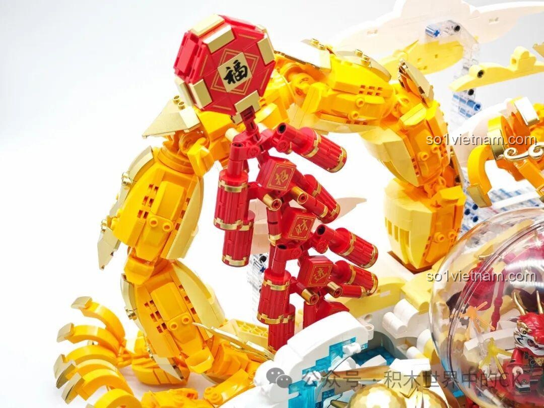 Cận cảnh chi tiết chùm pháo đỏ với chữ Phúc, Chiêu, Tài, Tấn, Bảo trên mô hình Rồng Vàng Keeppley K19908.