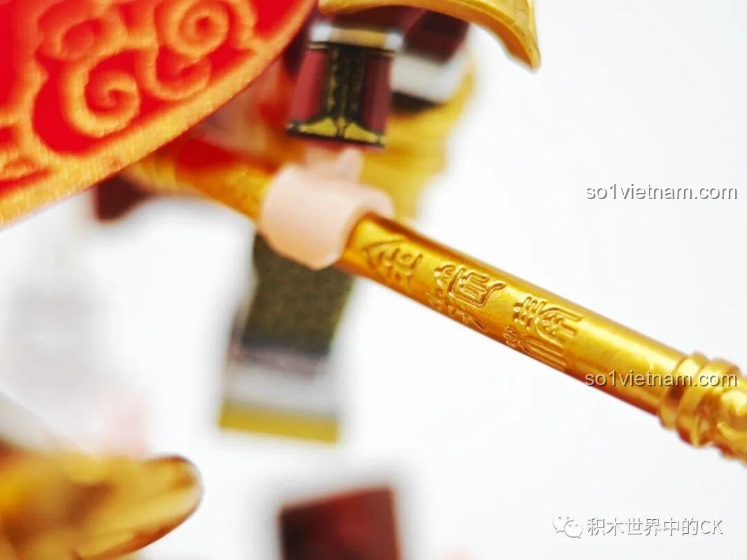 Cận cảnh chi tiết điêu khắc trên cây gậy Như Ý vàng óng của Tôn Ngộ Không, đồ chơi mô hình Chaoqiqu.