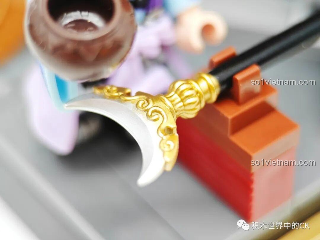 Cận cảnh phần lưỡi trăng khuyết trên cây trượng của Sa Tăng, với các họa tiết mạ vàng, đồ chơi lắp ráp Tây Du Ký.