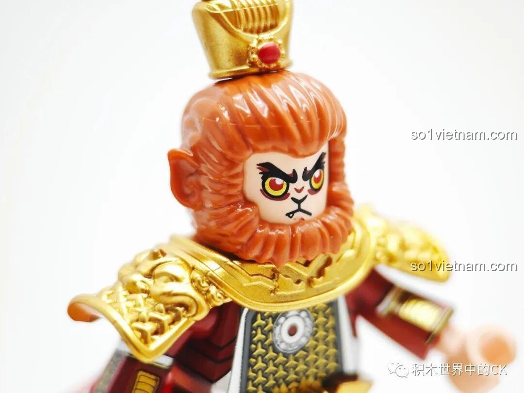 Cận cảnh khuôn mặt của minifigure Tôn Ngộ Không, với đôi mắt rực lửa và biểu cảm giận dữ, đồ chơi lắp ráp Chaoqiqu.