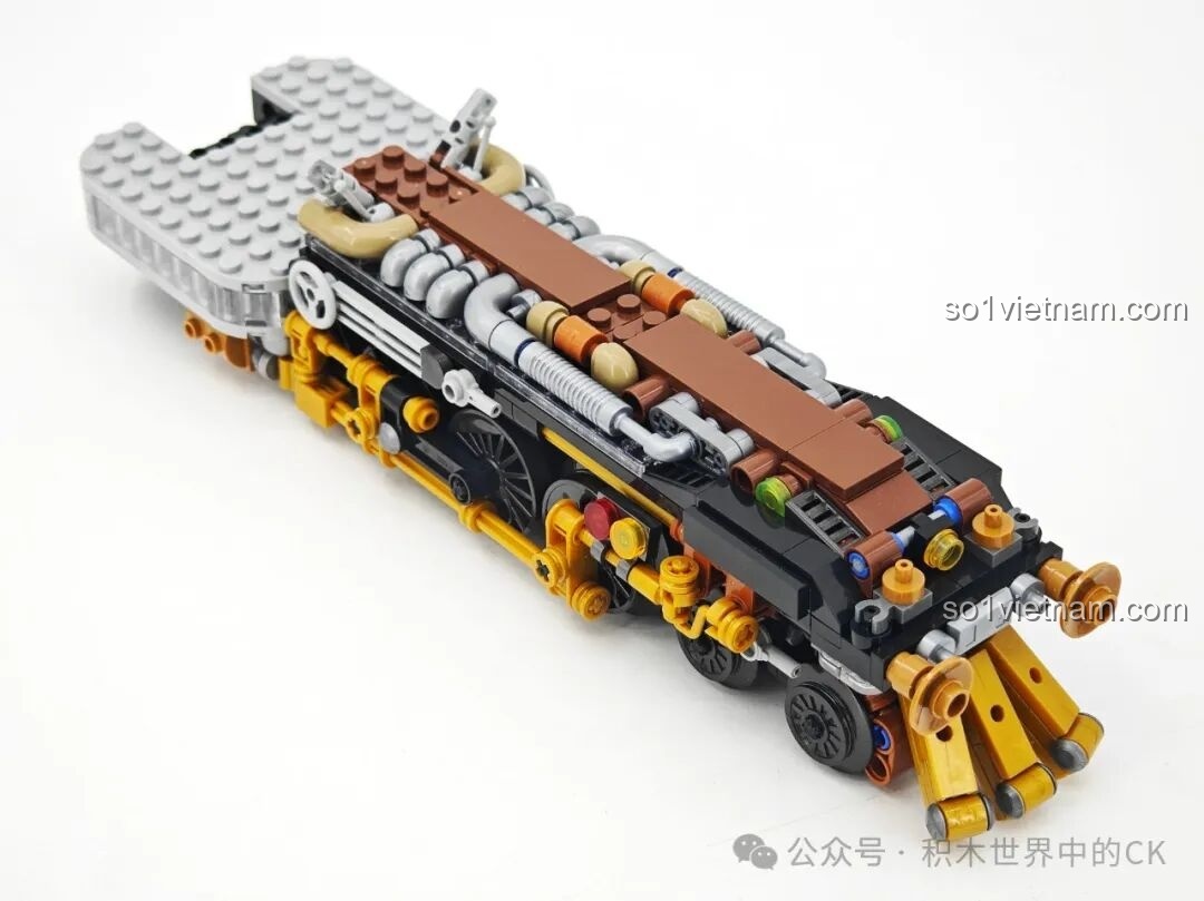 Chi tiết hệ thống cơ khí và đường ống trên khung gầm của bộ lắp ghép Tàu Hỏa Steampunk ZHEGAO 958016.