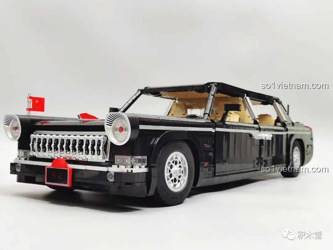 Cận cảnh lá cờ trên mô hình Zhimeng Tree T5043 Xe Lễ Tân Hồng Kỳ, biểu tượng của sự trang trọng.