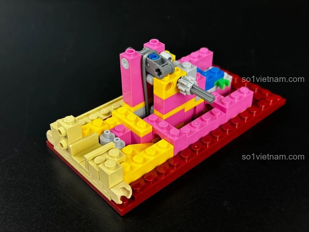 Chi tiết cổng USB được lắp đặt trên thân máy Pantasy Máy Chiếu Phim Cổ Điển Retro 85010, thể hiện sự tích hợp công nghệ vào mô hình cổ điển.