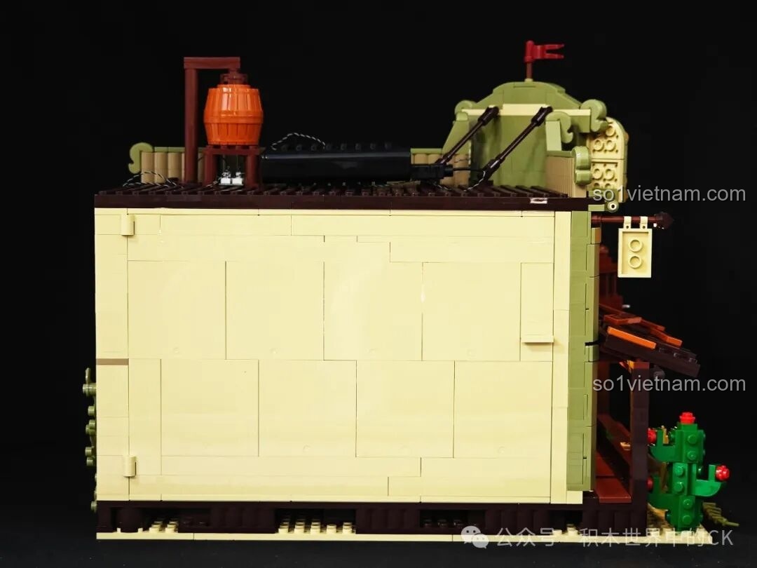 Chi tiết cột đèn và đồng hồ kiểu nhà ga xe lửa bên ngoài Saloon Miền Tây F9021.