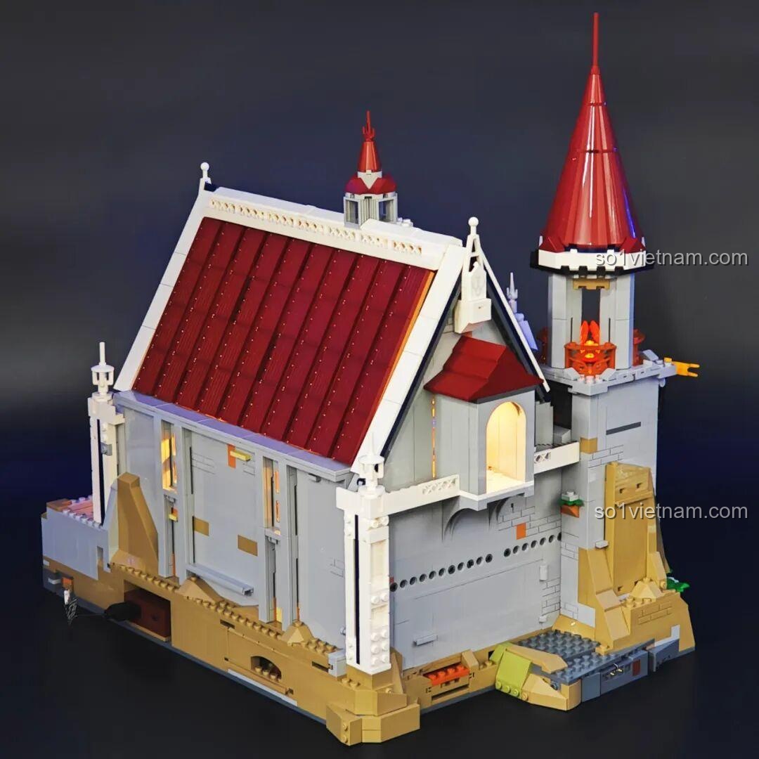 Cận cảnh cửa chính và các chi tiết trang trí mặt tiền của Sảnh Tiệc Hoàng Gia Lumibricks L9071 khi lên đèn.