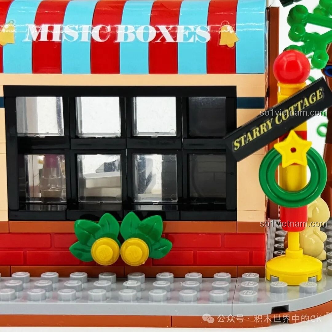 Cận cảnh chi tiết mặt tiền cửa hàng 'Music Boxes' và biển hiệu 'Starry Cottage' của mô hình ZHEGAO 613005.