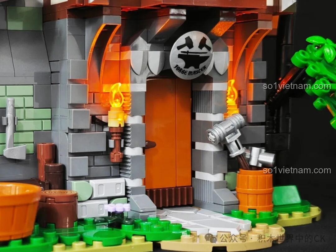 Chi tiết cửa ra vào của xưởng rèn Funwhole F9040, với biển hiệu, ngọn đuốc và các dụng cụ được trang trí hai bên.