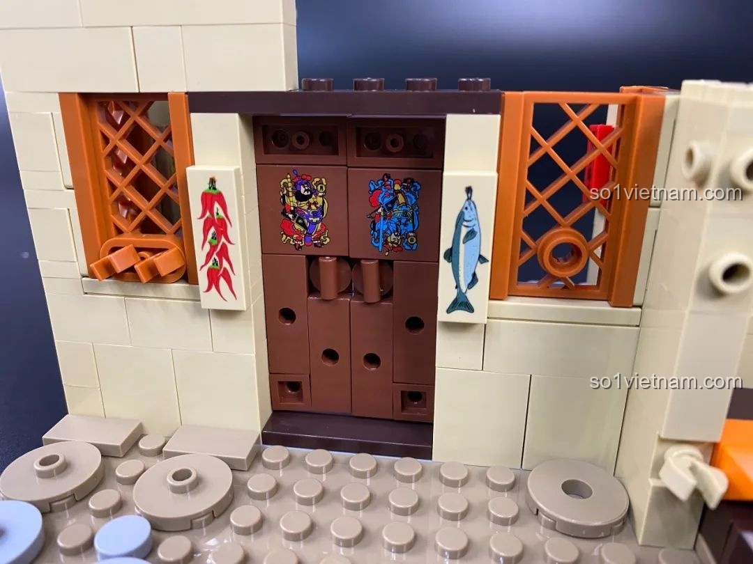 Cận cảnh chi tiết cửa ra vào với các hình dán trang trí độc đáo.