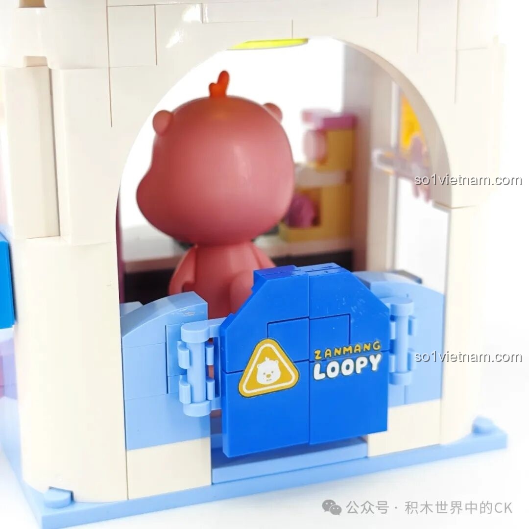 Chi tiết cánh cửa nhỏ ở mặt sau của tiệm kem Loopy, có thể đóng mở linh hoạt.