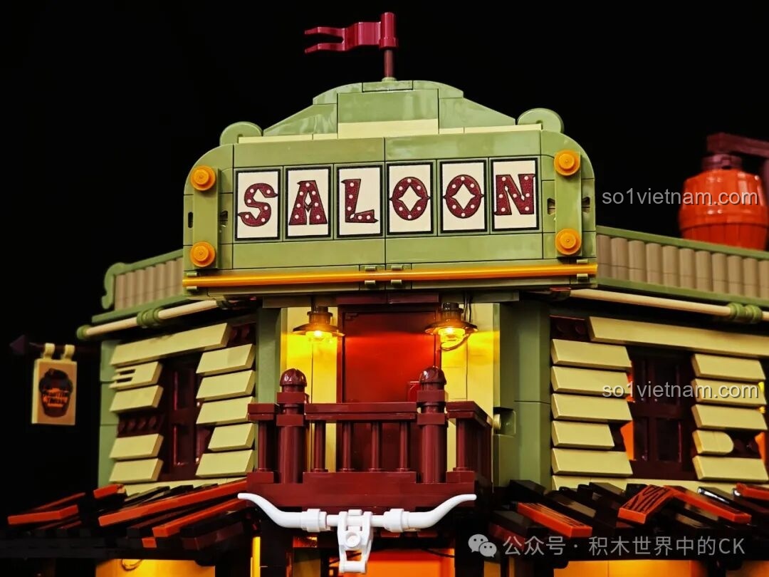 Cận cảnh cửa sổ bị hỏng hoặc cũ kỹ của Saloon Miền Tây F9021, tăng tính chân thực.