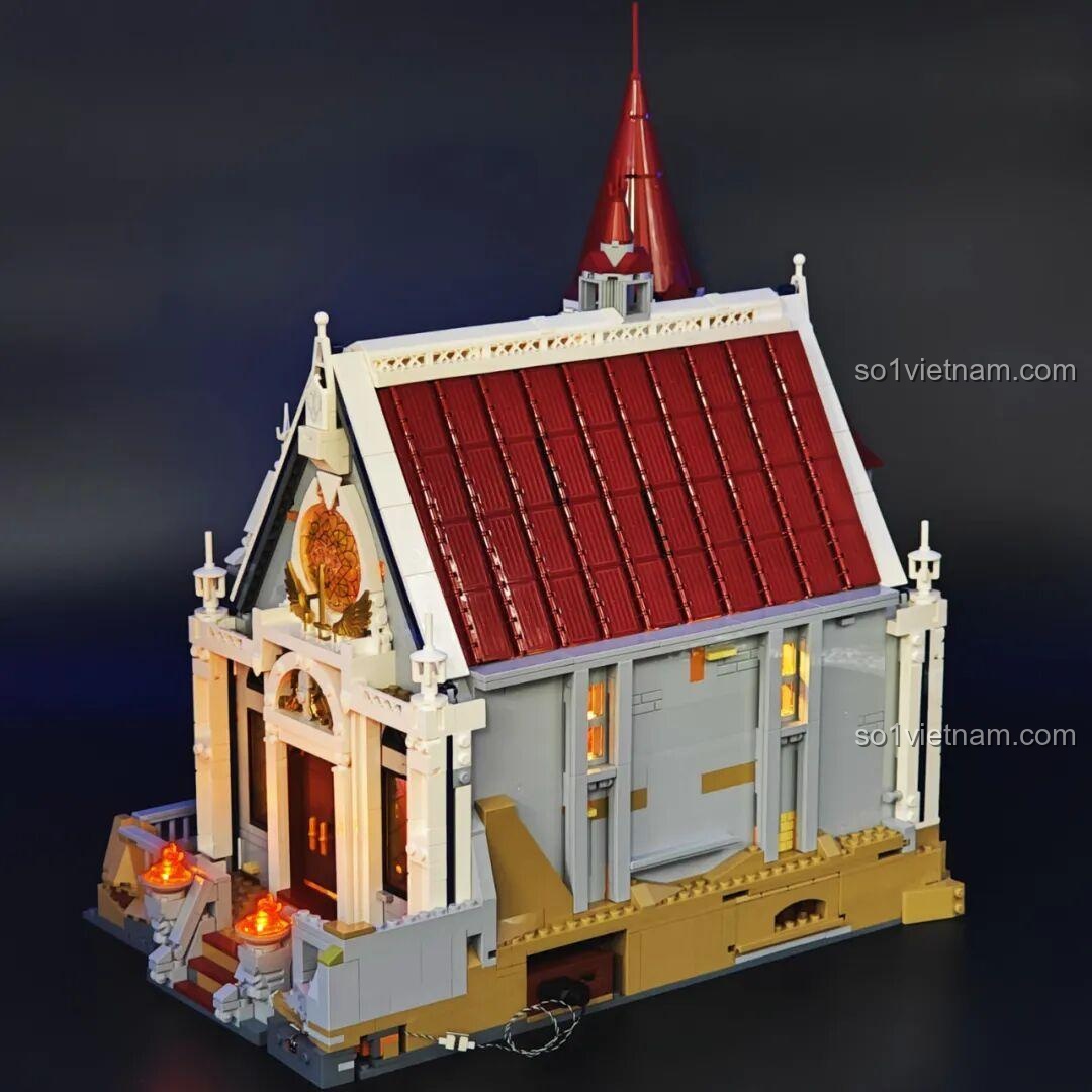 Cận cảnh cửa sổ kính màu của Sảnh Tiệc Hoàng Gia Lumibricks L9071 khi lên đèn, với họa tiết tinh xảo.