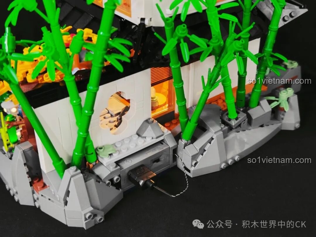 Chi tiết cửa sổ mành tre của Nhà Trọ Rừng Trúc L9075, ánh sáng từ bên trong hắt ra tạo hiệu ứng đẹp mắt.