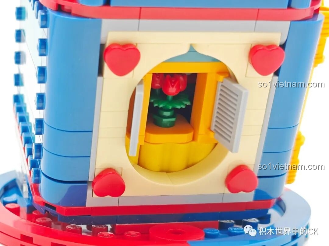 Cận cảnh chi tiết cửa sổ nhỏ bên hông mô hình Keeppley K20823, bên trong có một bông hoa hồng đỏ.