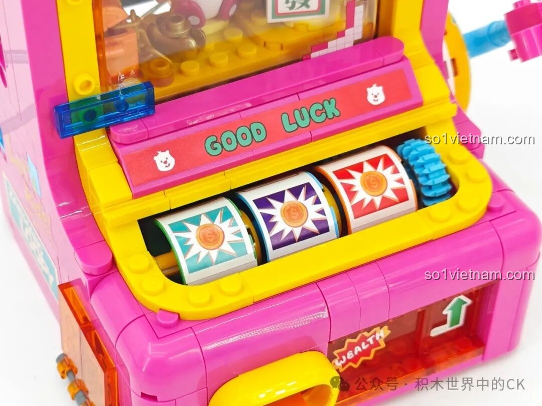 Cận cảnh các cuộn quay của máy may mắn Loopy, với các biểu tượng may mắn được dán sticker.