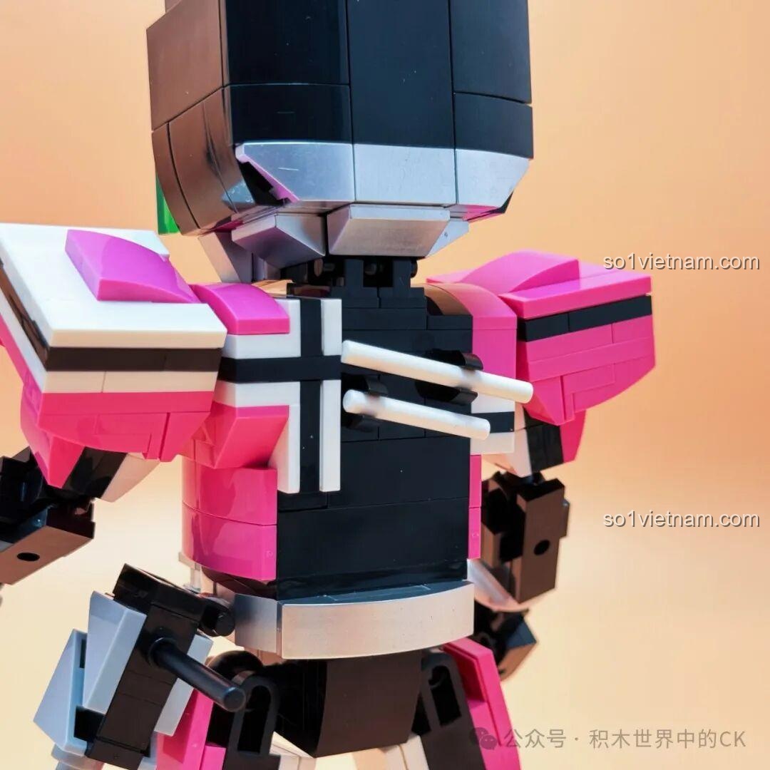 Cận cảnh đai lưng của mô hình Kamen Rider Decade JIESTAR 58189, với biểu tượng Decade Driver nổi bật.