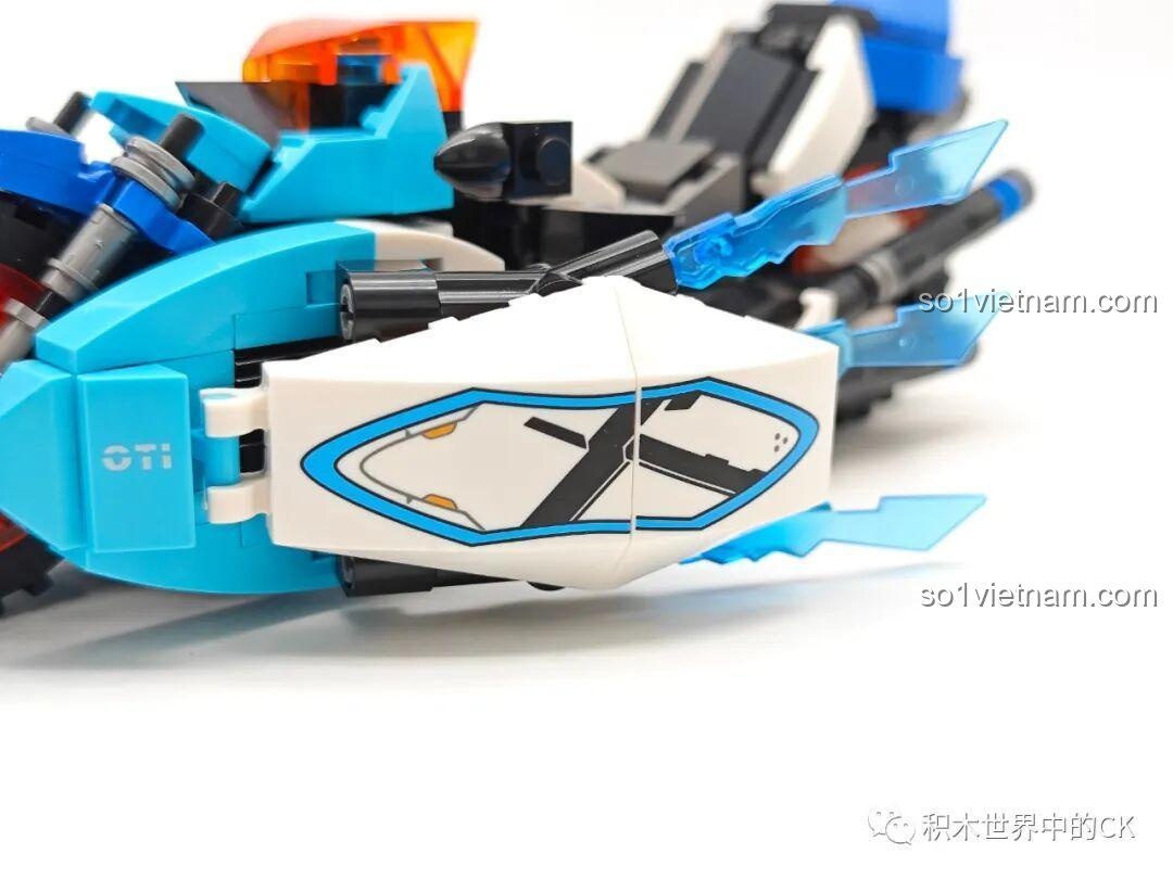 Cận cảnh chi tiết dàn áo với decal sắc nét của bộ xếp hình Chiến xa Cyberangel cho con trai trên 6 tuổi.