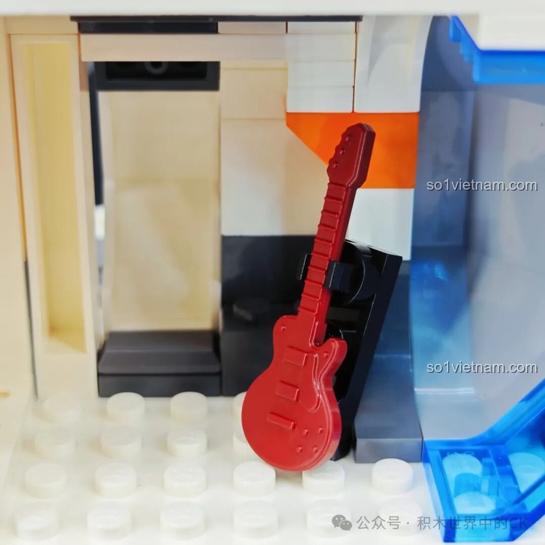 Chi tiết cây đàn guitar điện màu đỏ, một phụ kiện giải trí khác cho các phi hành gia trong thời gian rảnh rỗi.
