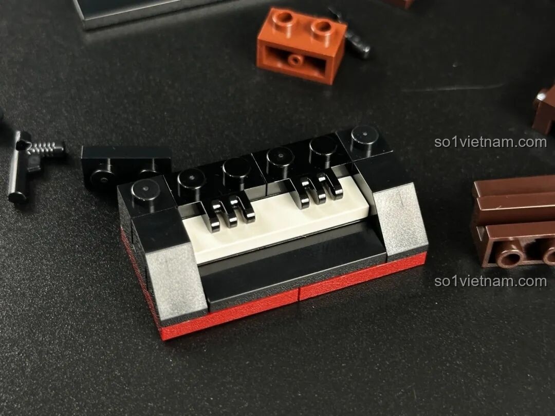 Chi tiết đàn piano mini được lắp ráp từ các mảnh ghép nhỏ, một phần của sân khấu bên trong bộ Pantasy Gramophone 85009.