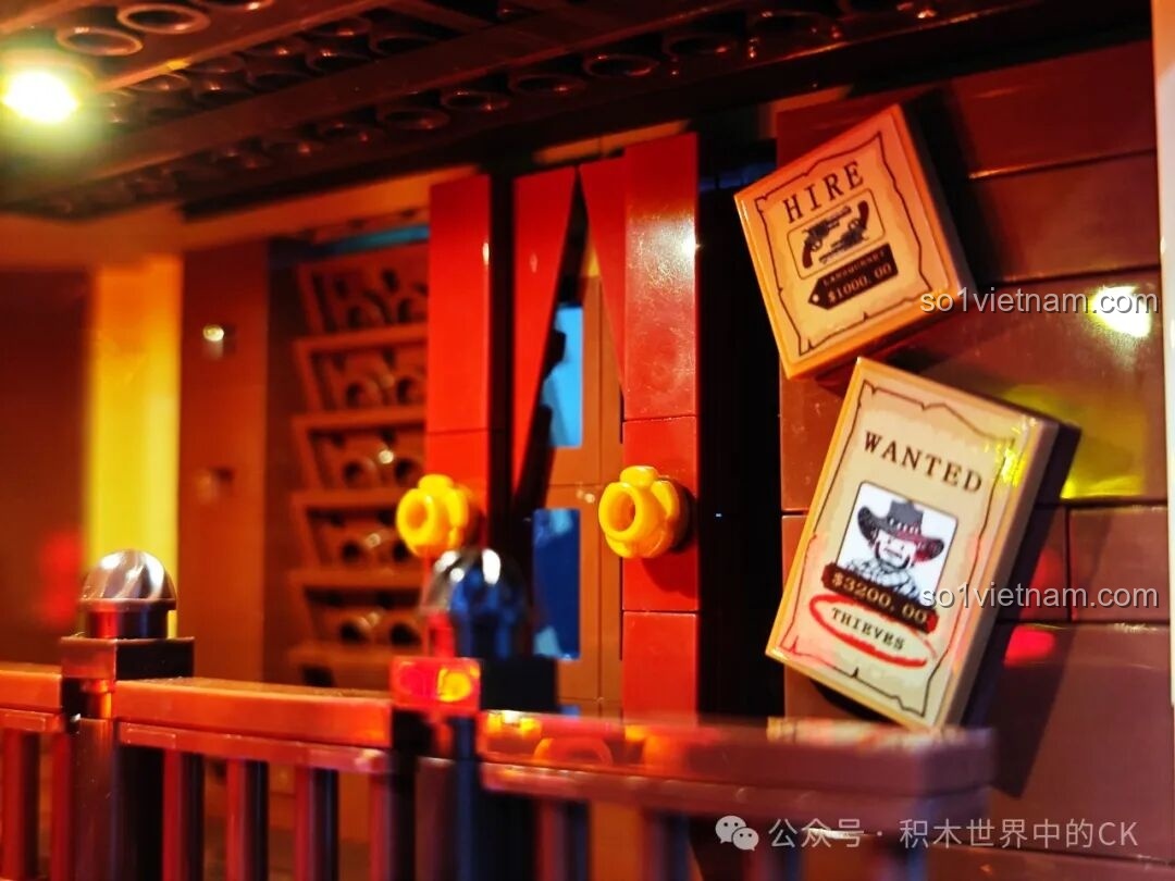 Cận cảnh đàn piano mini trong Saloon Miền Tây F9021, với các phím đàn và bản nhạc.