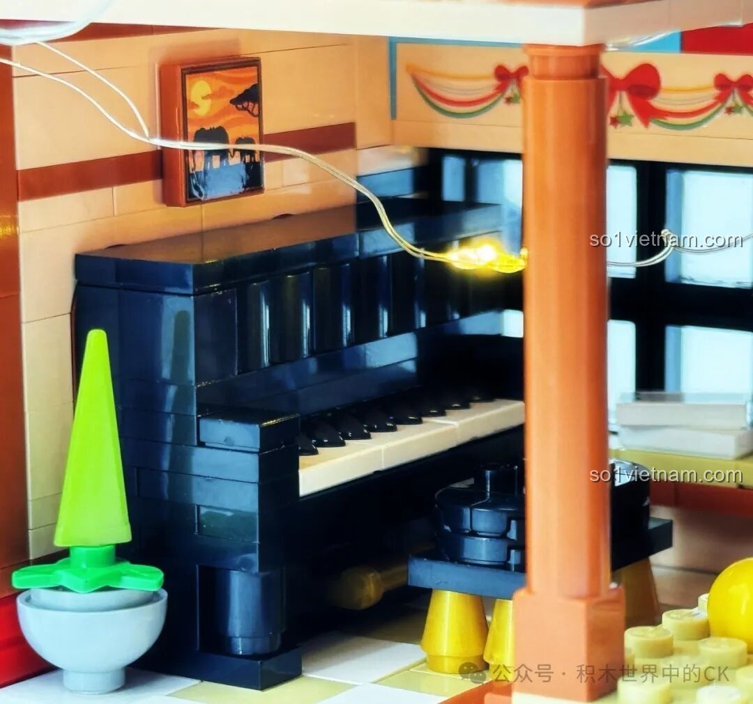 Cận cảnh chi tiết cây đàn piano được lắp ráp tỉ mỉ bên trong mô hình ZHEGAO 613005 Ngôi Nhà Tinh Tú.