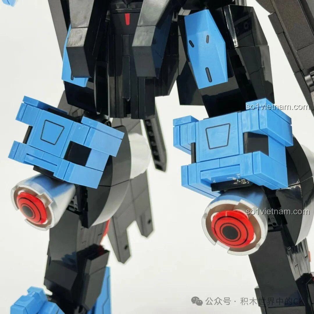 Cận cảnh chi tiết dao ẩn ở chân của Robot Vidar JIESTAR 58145, một vũ khí bất ngờ và độc đáo.