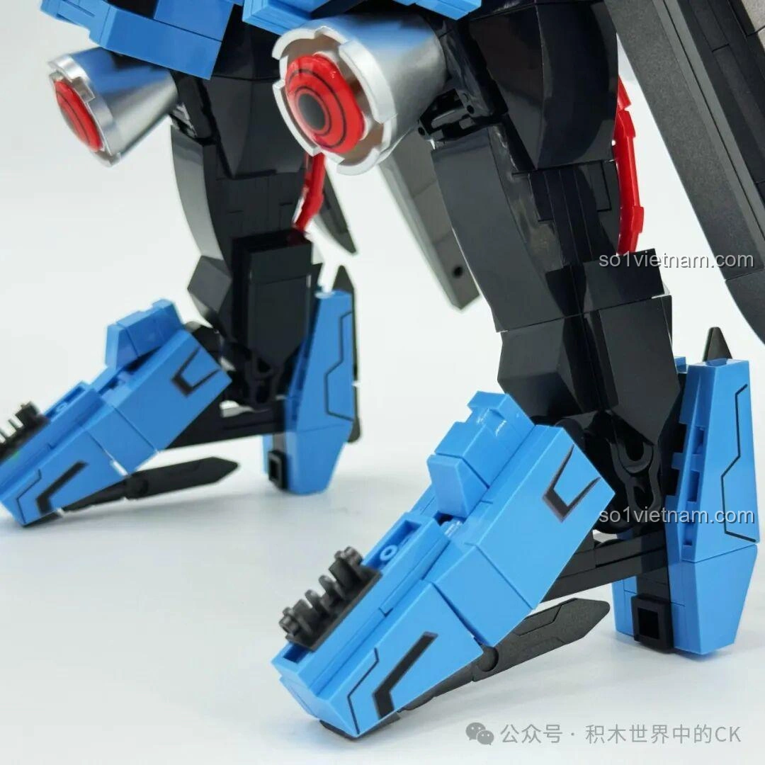 Cận cảnh chi tiết dao ẩn ở gót chân của Robot Vidar JIESTAR 58145, tăng thêm khả năng chiến đấu.