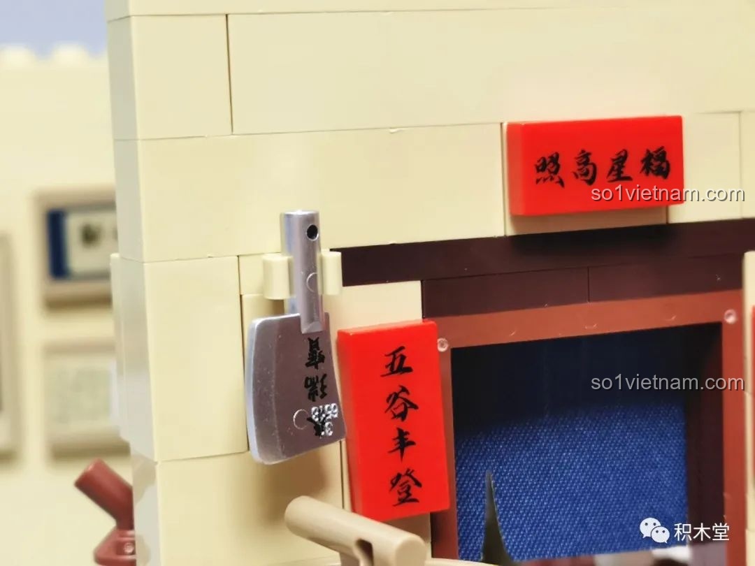 Chi tiết con dao phay được mạ bạc sáng bóng trong khu vực bếp của mô hình.