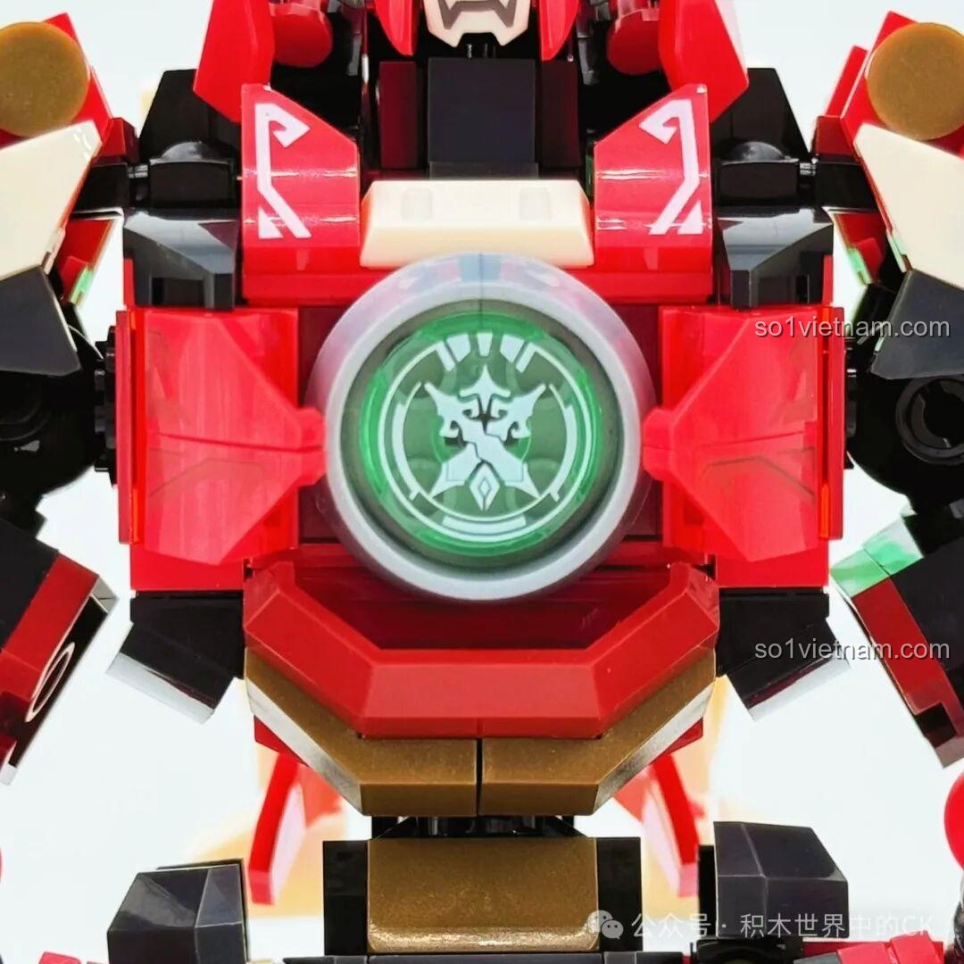 Cận cảnh phần đầu của robot Ma Lễ Thọ SEMBO 106007 với mặt nạ và sừng màu xanh lá trong suốt.