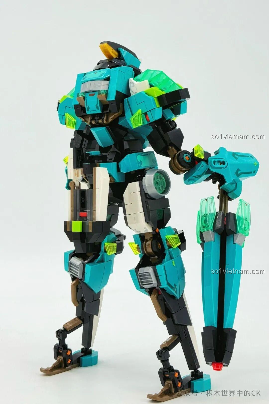 Cận cảnh phần đầu của robot Ma Lễ Thanh, với mặt nạ và các chi tiết sừng màu xanh trong suốt.