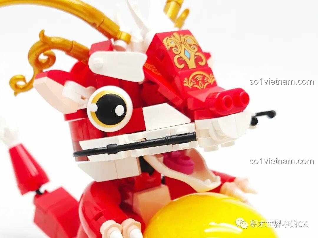 Cận cảnh chi tiết phần đầu và miệng của mô hình rồng Keeppley K19909.