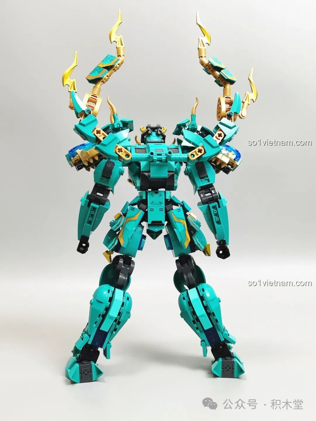 Cận cảnh phần đầu của Thanh Long Cơ Giáp M38-B1235, với đôi mắt đỏ và sừng vàng. Bộ đồ chơi Cơ Giáp Rồng Xanh cho trẻ em từ 6 tuổi.