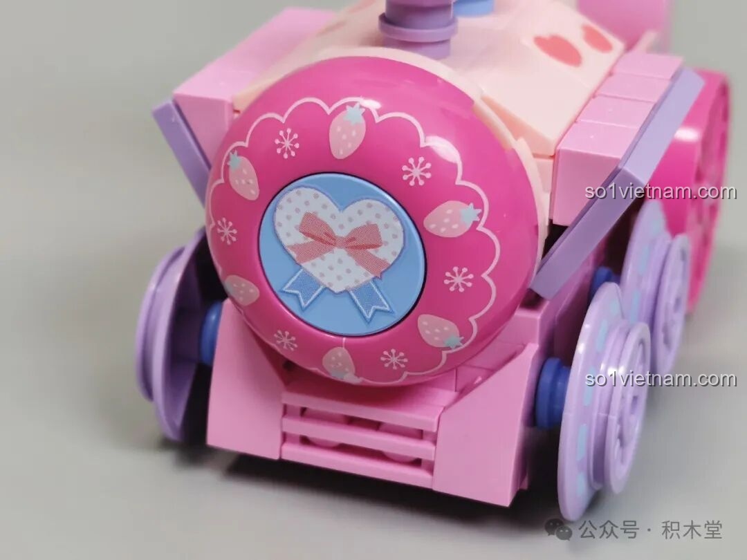 Chi tiết đầu tàu hỏa My Melody TC1724 với hình in trái tim và dâu tây.