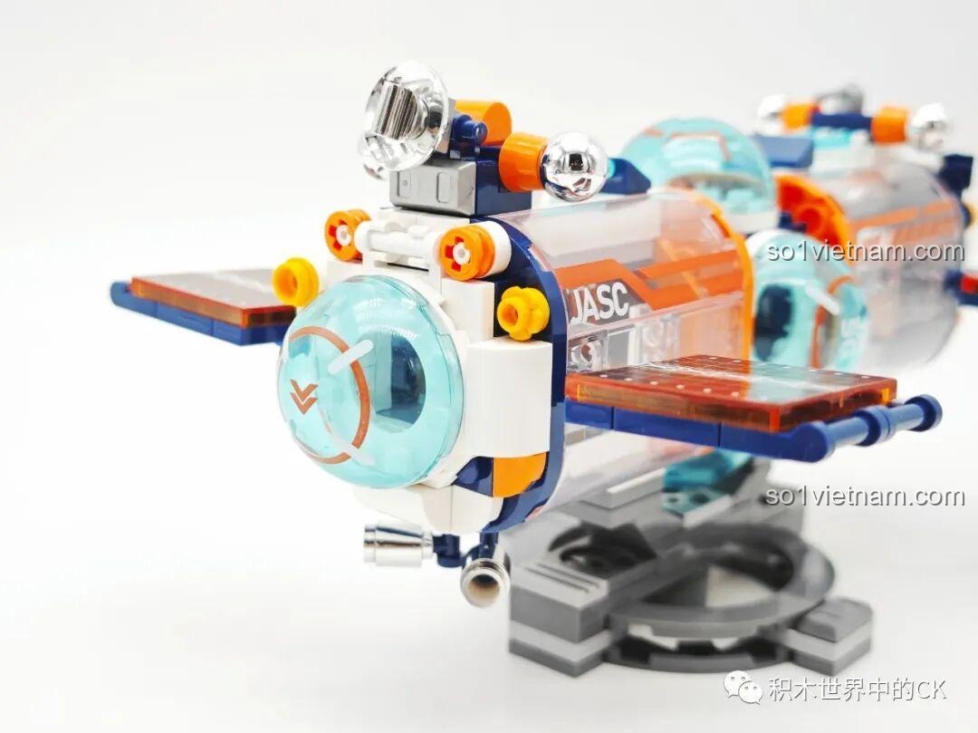 Cận cảnh phần đầu của trạm không gian JAKI JK8506 với vòm kính và các chi tiết mạ chrome.