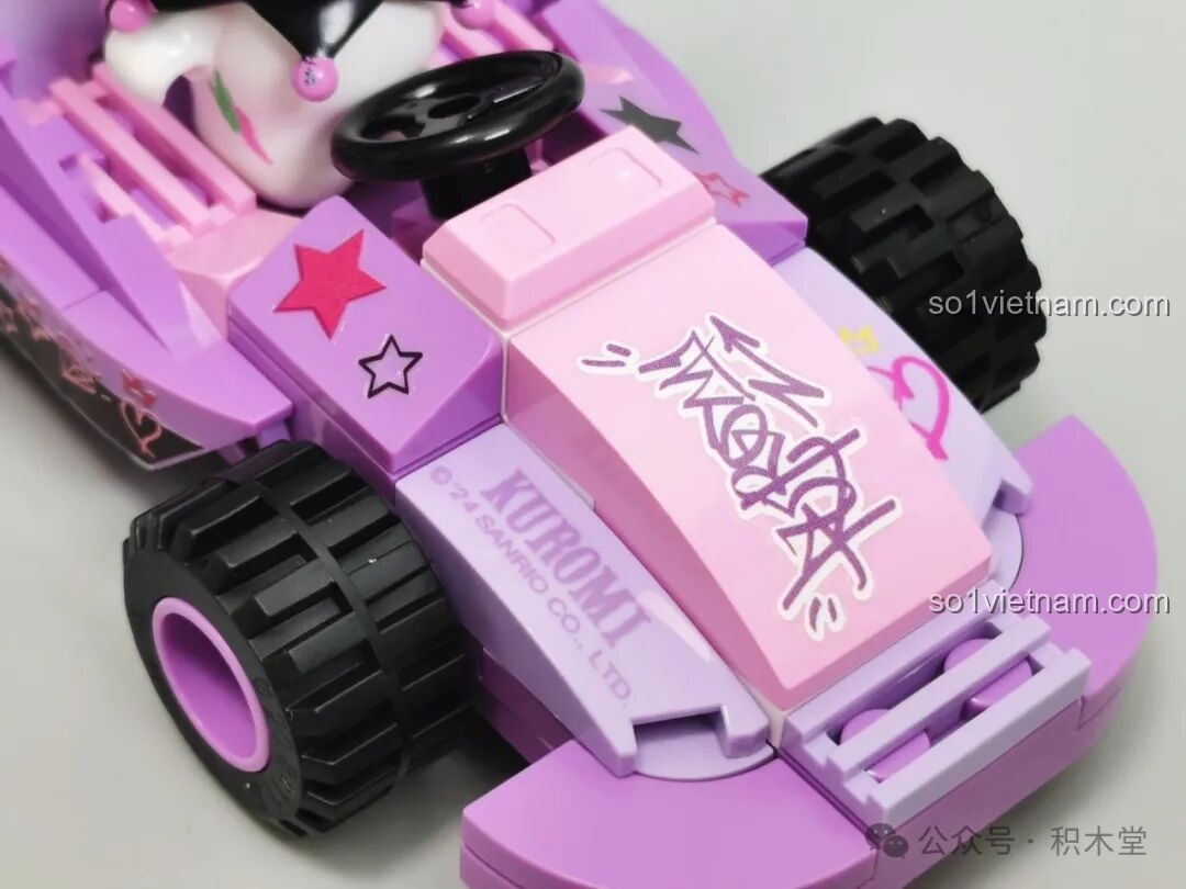 Chi tiết đầu xe đua Kuromi TC1724 với hình in graffiti và ngôi sao.